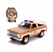 Stranger Things Diecast Modell 1/24 Chief Hopper\'s 1980 Chevy K5 Blazer mit Abzeichen