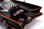 Batman Diecast Modell 1/18 1966 Batmobil mit Leuchtfunktionen und Figuren