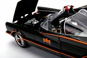 Batman Diecast Modell 1/18 1966 Batmobil mit Leuchtfunktionen und Figuren