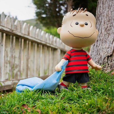 Peanuts Supersize Actionfigur Linus with Blanket 41 cm