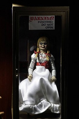 The Conjuring Universe Actionfigur Ultimate Annabelle (Annabelle 3) 15 cm --- BESCHAEDIGTE VERPACKUNG
