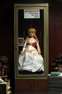 The Conjuring Universe Actionfigur Ultimate Annabelle (Annabelle 3) 15 cm --- BESCHAEDIGTE VERPACKUNG